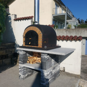 Untergestell aus Mauerstein für Pizzaofen mit Granitabdeckung und Regal